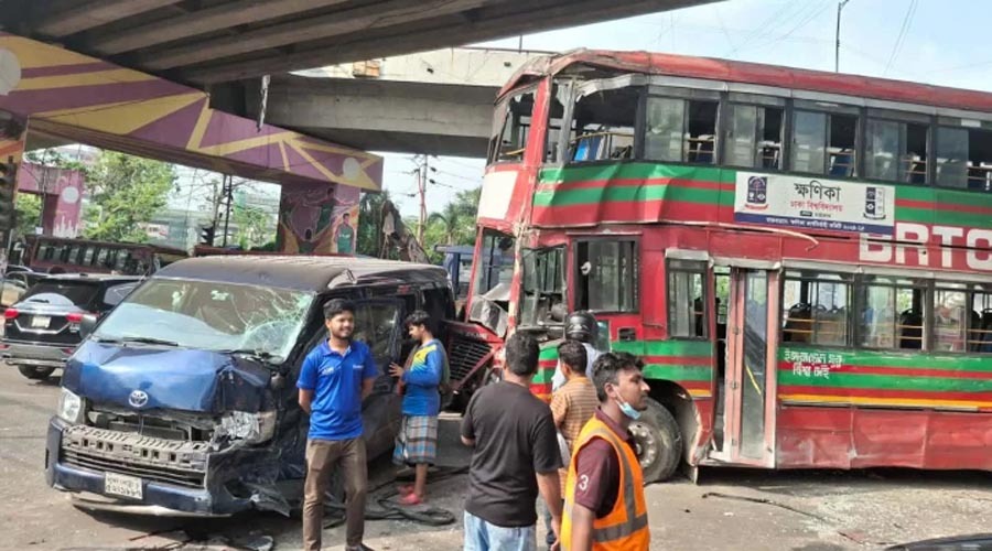 নিয়ন্ত্রণ হারিয়ে ঢাবির বাসের ধাক্কা, মগবাজারে একাধিক গাড়ি ক্ষতিগ্রস্ত, আহত অন্তত ৮