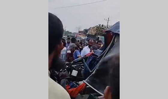 আমতলীতে ট্রাক-অটোরিকশার মুখোমুখি সংঘর্ষে নিহত ২, আহত ৩