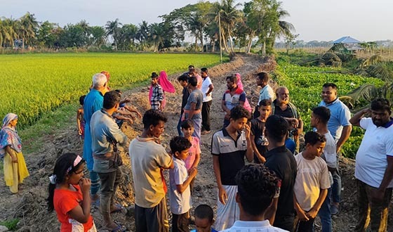 মোল্লাহাটে পাকা সড়ক নির্মাণকে কেন্দ্র করে সংঘর্ষ, উত্তেজনা চরমে