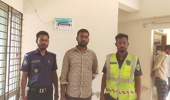 ভুয়া পুলিশ পরিচয়ে পিকআপ চালক আটক