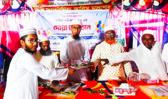 বাবুগঞ্জে মাদ্রাসায় বৃত্তিপ্রাপ্ত ও দাখিল পরীক্ষার্থীদের বিদায়ী সংবর্ধনা