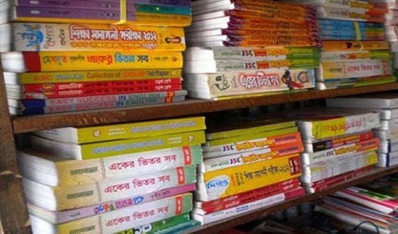 কাহারোলে গাইড বইয়ের রমরমা ব্যবসা