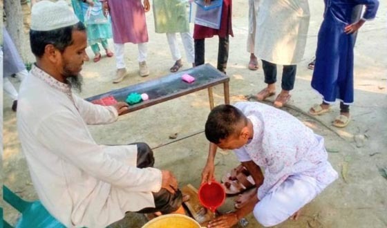 প্রধান শিক্ষকের পা ধুয়ে সম্মান প্রদর্শন শিক্ষার্থীর