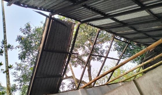 গফরগাঁওয়ে ঝড়ে রেজিয়া মাধ্যমিক বিদ্যালয়টি ক্ষতিগ্রস্ত