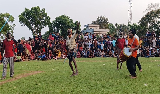তালায় প্রীতি ঢালী খেলায় দর্শকদের ঢল