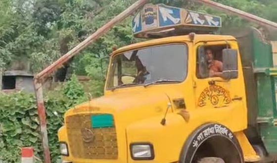 প্রশাসনের নিষেধাজ্ঞা অমান্য করে চলছে ভারী যানবাহন