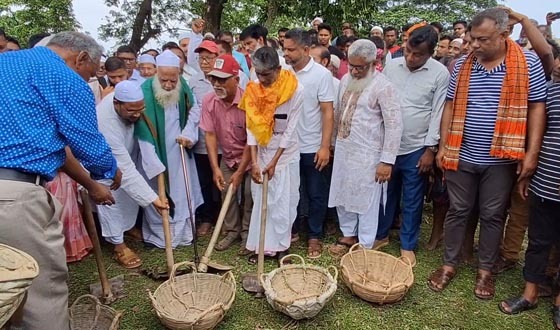 দুর্গাপুরে খালখনন উদ্বোধন করলেন তিন ধর্মের মানুষ
