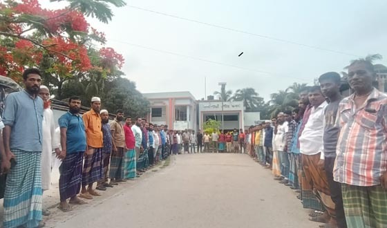 কলাপাড়ায় ইজিবাইক চালকদের মানববন্ধন বিক্ষোভ