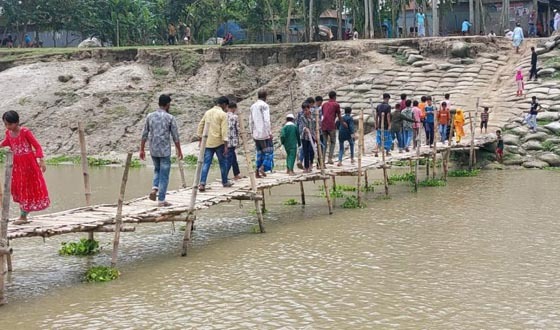 শেরপুরে সড়ক ও ব্রিজ না থাকায় ভোগান্তিতে চরাঞ্চলের অর্ধলাখ মানুষ