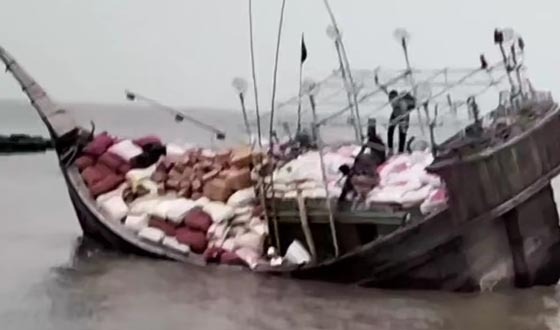 তজুমুদ্দিন-মনপুরা নৌরুটে যাত্রীসহ পণ্য বোঝাই ট্রলার ডুবি