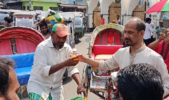 যুবদল নেতার স্বস্তির শরবত বিতরণ