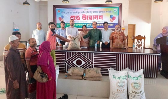 অভয়নগরে আউশ উৎপাদন বাড়াতে কৃষকদের প্রণোদনা বিতরণ
