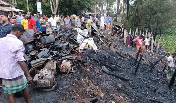 কলাপাড়ায় অগ্নিকান্ডে দোকানপাট পুড়ে ছাই