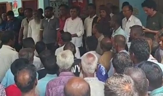 আশাশুনিতে সমুদ্রে মাছধরা জেলেদের খাদ্য সহায়তা বিতরণ