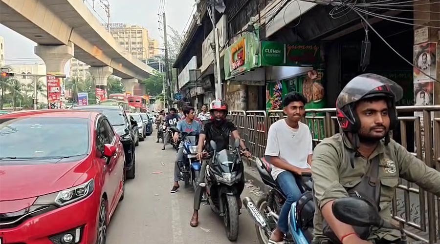 গরমে নাকাল চালকরা, তেল পেতে পাম্পে ঘণ্টার পর ঘণ্টা অপেক্ষা