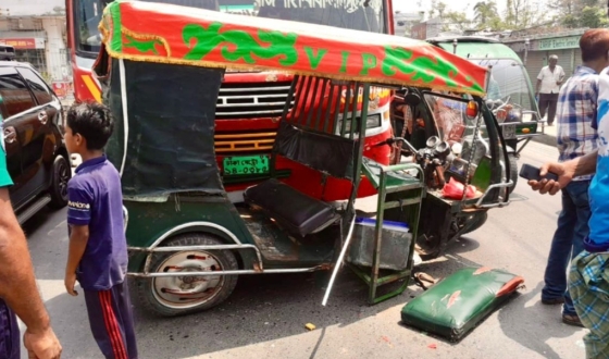 রাজশাহীতে বাস-অটোরিকশার মুখোমুখি সংঘর্ষে গৃহবধূ নিহত, আহত ২