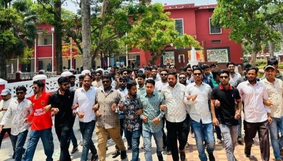 ছাত্রশিবিরের বিরুদ্ধে রাজশাহী কলেজে ছাত্রদলের বিক্ষোভ মিছিল