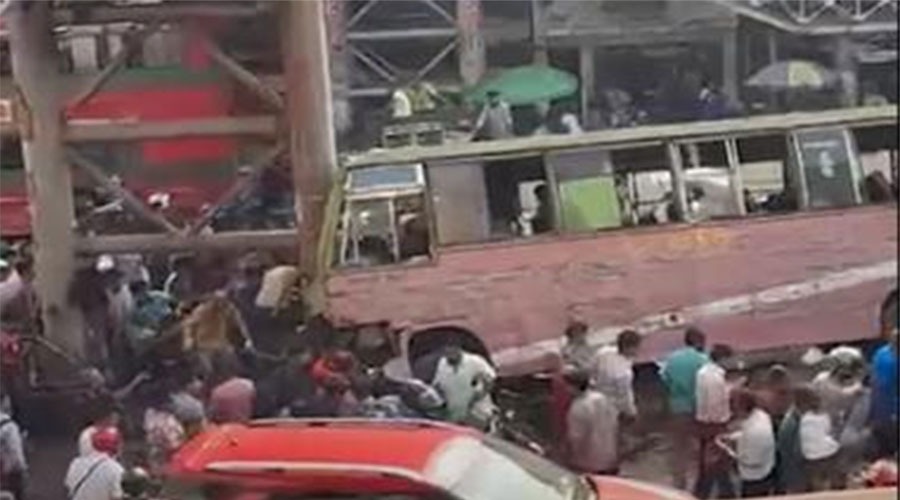 বনানীতে হিজড়াদের তোপের মুখে বাস নিয়ন্ত্রণ হারিয়ে ব্রিজে ধাক্কা, নিহত ২