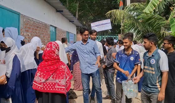 রাজশাহীতে তীব্র গরমে এসএসসি পরীক্ষার্থীদের পাশে ছাত্রদল