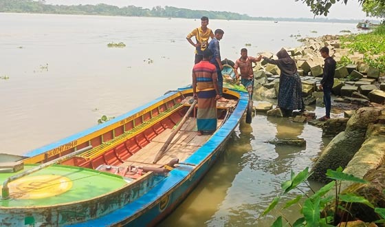 কাউখালীর সন্ধ্যা নদীর তীরে ট্রলারঘাটে সিঁড়ি নেই, যাত্রীদের দুর্ভোগ