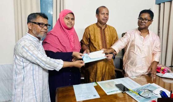 তাপস্বীর চিকিৎসক হওয়ার স্বপ্ন পূরণে শিক্ষাবৃত্তি প্রদান