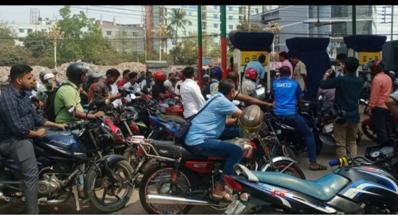মোহনপুরে পেট্রোল পাম্পে তেল সরবরাহ বৃদ্ধির দাবি