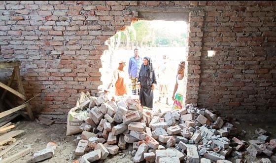 কলাপাড়ায় মাছের ঘের, পাকা স্থাপনা ভেঙে দখলের অভিযোগ