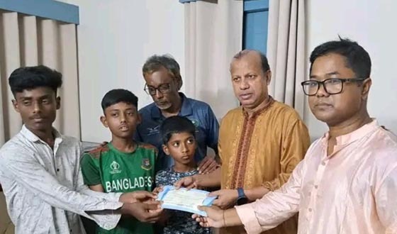 শেরপুরে পাঁচ ক্ষুদে ক্রীড়াবিদকে আর্থিক সহযোগিতা