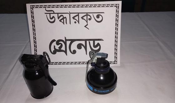 রাজধানীর ডেমরা ও সিরাজদিখান থেকে পরিত্যক্ত অবস্থায় গ্রেনেড এবং ম্যাগাজিন ও গুলি সহ বিদেশী অস্ত্র উদ্ধার