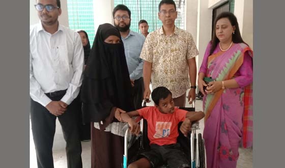 ক্ষেতলালে হুইলচেয়ার বিতরণ