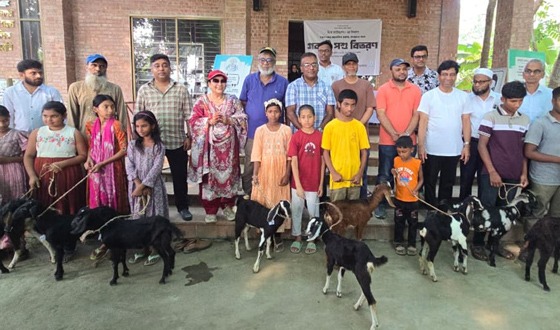 স্কুল শিক্ষার্থীদের  মাঝে ছাগল বিতরণ