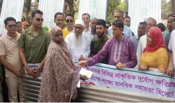 মান্দায় ঘূর্ণিঝড়ে ক্ষতিগ্রস্ত পরিবারের মাঝে ঢেউটিন ও অর্থ বিতরণ