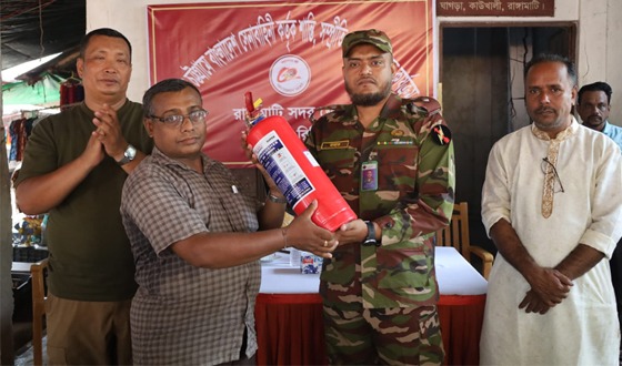 ঘাগড়া বাজারে অগ্নিনির্বাপক যন্ত্র বিতরণ করলো রাঙ্গামাটি জোন