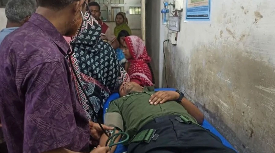 তেলপাম্পে মিছিল নিয়ে এসে ইউএনওর ওপর হামলা, অস্ত্র কেড়ে নেওয়ার চেষ্টা