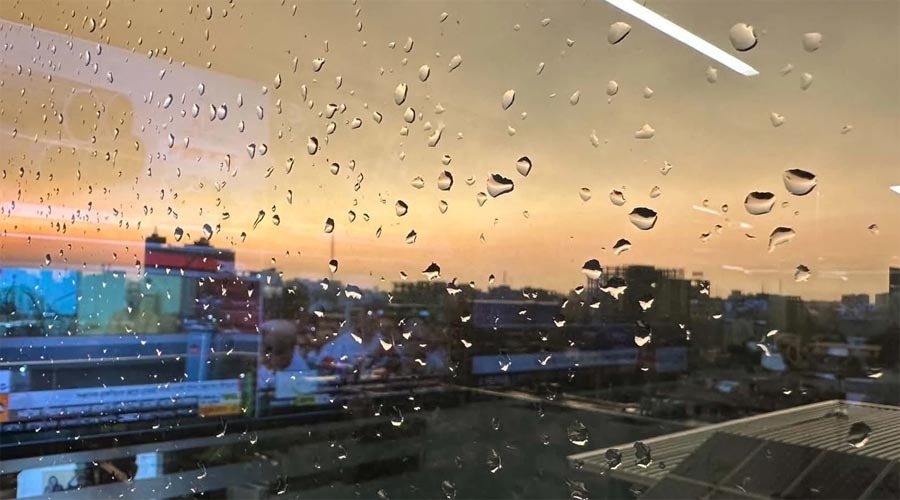 তপ্ত রাজধানীতে স্বস্তির পরশ, বৃষ্টিতে ভিজল ঢাকা