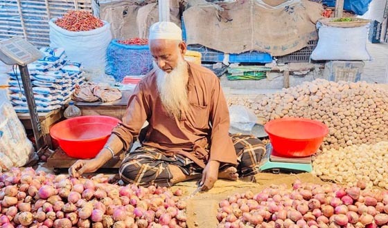 হিলিতে পেঁয়াজের দাম কমেছে ৫-১০ টাকা