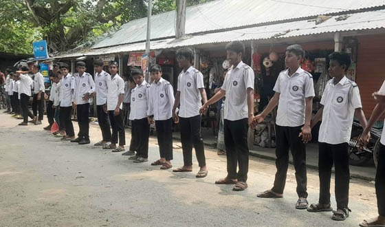 সুজানগরে দুই শিক্ষককে গ্রেফতারের প্রতিবাদে মানববন্ধন