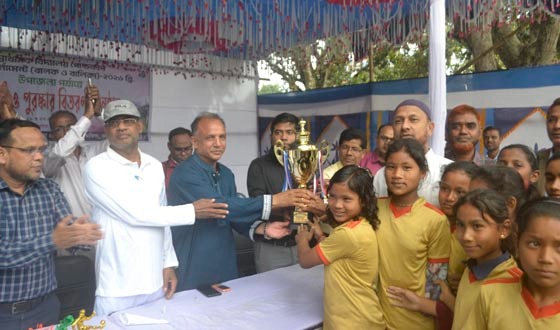 কাহারোলে ফুটবল টুর্নামেন্টের বিজয়ীদের পুরস্কার বিতরণ