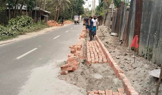 লালমোহনে সড়ক সম্প্রসারণে অনিয়ম