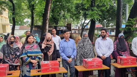 সৈয়দপুরে অসহায়দের মাঝে সেলাই মেশিন বিতরণ