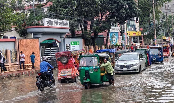 কুমিল্লা নগরীতে বৃষ্টির পানিতে তলিয়ে গেছে সড়ক: জনদুর্ভোগ চরমে