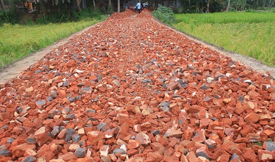 নিম্নমানের ইট-খোয়া ব্যবহার করে রাস্তা নির্মাণের অভিযোগ