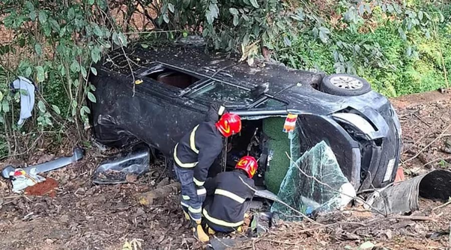 লোহাগাড়ায় ভয়াবহ সড়ক দুর্ঘটনা, খাদে মাইক্রোবাস পড়ে নিহত ৩