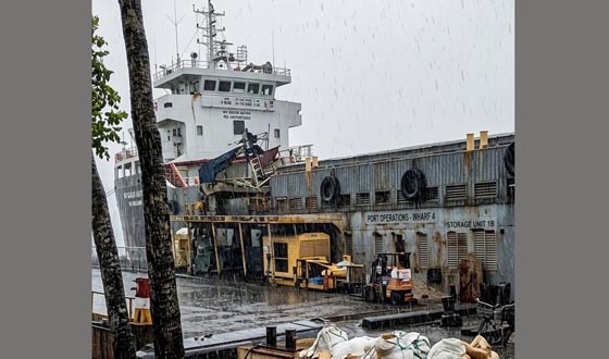 সন্ধ্যা নদীতে কোস্টারের ধাক্কায় ফেরি ক্ষতিগ্রস্ত,  ট্রলার ডুবি