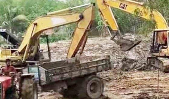 তানোরে মাটি বহনের অভিযোগে ২টি এক্সেভেটর বিকল ও ব্যাটারী জব্দ