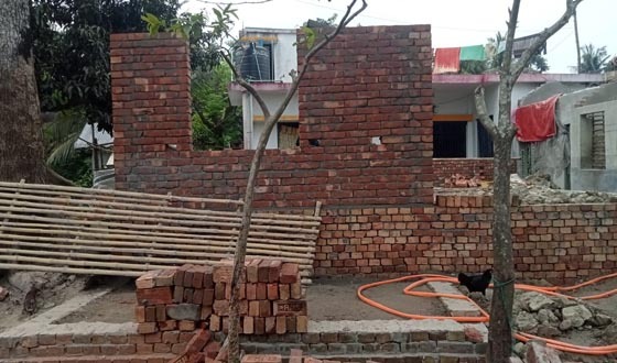 কলারোয়ায় অবৈধভাবে বিল্ডিং করার অভিযোগ