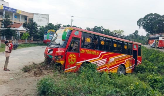 কালীগঞ্জে যাত্রীবাহী বাস খাদে, আহত ৮