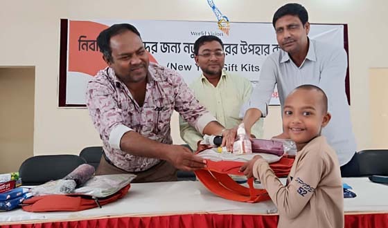 ধামইরহাটে সুবিধাবঞ্চিত শিশুদের মুখে হাসি ফোটালো ওয়ার্ল্ড ভিশন