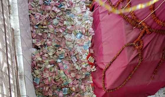 বাঘায় মাজারের টাকা বৃষ্টিতে নষ্টের শঙ্কা