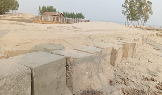 ব্রহ্মপুত্রের তীর রক্ষা বাঁধের ব্লক দিয়ে রাস্তা নির্মাণের অভিযোগ